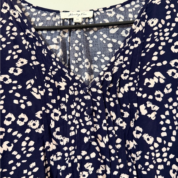 Elegant Navy and White Floral Blouse - Picture 5 of 9